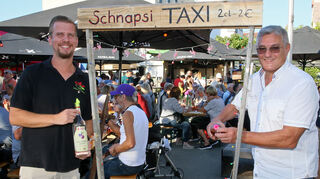 Sind begeistert vom Ketscher Weinfest: Marco Trauth mit seinem "Schnapsi-Taxi" und Gerd Welker.