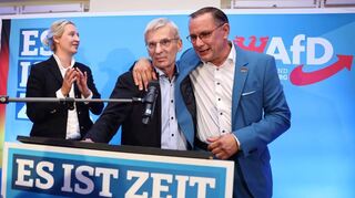 AfD-Bundessprecherin Alice Weidel (v.l.), Spitzenkandidat Hans-Christoph Berndt und AfD-Bundessprecher Tino Chrupalla auf der Wahlparty.