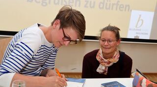 Diese Zuhörerin nutzte nach der Lesung die Chance, sich ein Exemplar ihres Buchs von der Verfasserin Regina Laudage-Kleeberg (l.) signieren zu lassen.