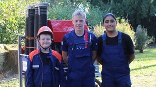 Die Nachwuchs-Feuerwehrleute Ben (v. l.), Sam und Arian präsentieren am Samstag Interessierten aktuelle Feuerwehr-Technik.