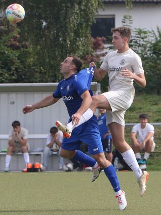 TSG-Eintracht-Spieler Ante Tabar (l.) und sein SGO-Kontrahent Nils Treiber im Luft-kampf. Plankstadt und Oftersheim trennen sich später 1:1.