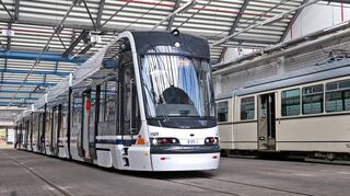 Die RNV präsentiert kürzlich auf ihrem Betriebshof in der Möhlstraße die längste Meterspur-Straßenbahn (li.) der Welt.