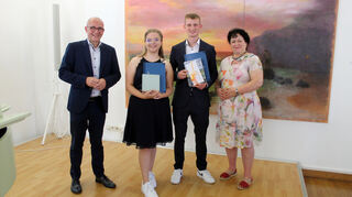 Schimper-Schülerin Lea Uhrig (2.v.l.) und der Hebel-Gymnasiast Tim Johnston (3. v. l.) erhalten von OB Dr. Pöltl und Irmgard Winkler (Badische Heimat) die Medaillen.