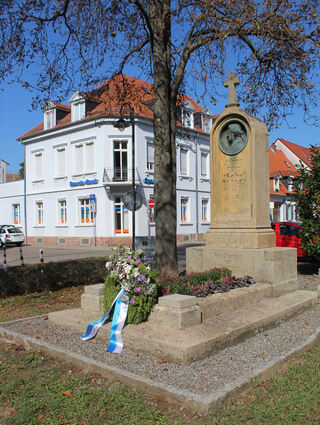 Alle zwei Jahre findet die Kranzniederlegung und der Hebeltrunk in Schwetzingen statt.
