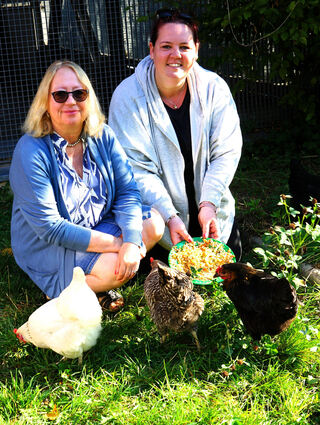 Kindergartenleiterin Elke Heuser (l.) und ihre Stellvertreterin Beatrice Kurz mit den glücklichen Hühnern des „Spatzennests“.