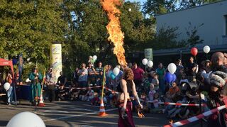 Ein Highlight des Tages ist die Feuershow, die gleich mehrfach gezeigt wird. Besonders die Feuerschluckerin stellt sich als Besuchermagnet auf dem Schulhof heraus.