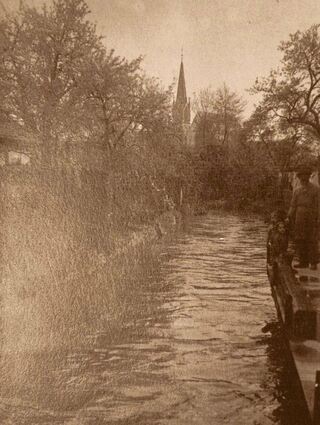 1934 fließt der Leimbach noch kanalisiert quer durch Brühl. Rechts erkennt man August Reber mit seinen Enkelkindern Klaus und Ruth Ensenauer.