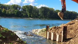 Derzeit wird die Leimbachmündung in den Rhein ganz neu gestaltet – allerdings ziehen sich die Bauarbeiten hin, weil nur bei Niedrigwasser die Fischtreppe und eine neue Brücke realisiert werden können.