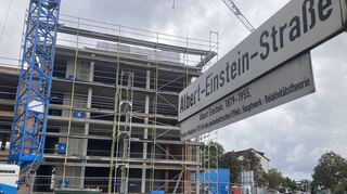 Es ist die aktuell wohl größte Investitionsmaßnahme: Das Gemeindewohnhaus in der Albert-Einstein-Straße hat jüngst erst Richt-fest gefeiert – im kommenden Jahr sollen die ersten Mieter einziehen.