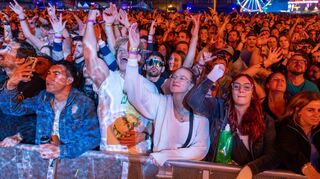 Begeisterte Fans in Massen: Der Auftritt von Martin Garrix auf dem Glücksgefühle Festival 2024 bringt das Publikum zum Feiern.