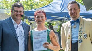 Bürgermeister Nils Drescher dankt Stefanie Strottner alias Prinzessin „Stefanie I. von Medizin und Tanz“ mit dem PCC-Vorsitzenden Dennis Winterkorn für ihr Engagement während der vergangenen Kampagne.