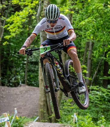 In Wombach fährt der Schwetzinger Mountainbiker Lennart Krayer zum Bundesliga-sieg und bereitet sich dabei auch direkt auf den Weltcup vor.