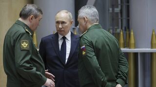Wladimir Putin (M.) mit Armeechef Waleri Gerassimow (l.) und Sekretär des Nationalen Sicherheitsrats Sergej Schoigu.
