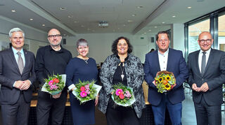 OB Dr. René Pöltl (r.) und Bürgermeister Matthias Steffan (v. l.) zeichnen Stephan Landwehr, Katja Hilbert, Nicole Blem und Andreas Oswald aus.