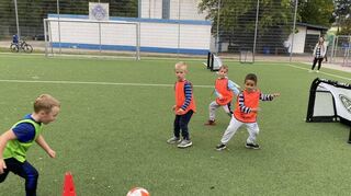 Die Bambini (Jahrgang 2019) Fabio Luppo, Davin Willaredt, Matei Magari und Musa Turay benutzen die frisch übergebenen Mini-Tore.