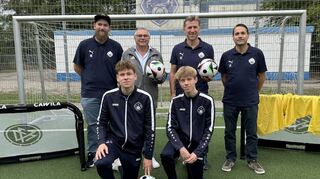 Michael Grün (hinten links), Clubhauswirt und zweiter Vorsitzender, Harald Schäfer, Vorsitzender Fußballkreis Mannheim, Markus Zickermann, Jugendleiter und Jochen Albrecht, Jugendtrainer und Webmaster. Vorne von links: FSJler Dustin Schneider und Luis Weber.