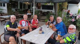 Angekommen in der Stettiner Klause in Heidelberg-Kirchheim geht die Rentnergang in den gemütlicheren Teil der Tour über und freut sich auf die großen und schmackhaften Portionen im Kleingarten-Restaurant.