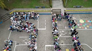 Auftakt für ein besonderes Jahr: Die Kinder und Jugendlichen haben auf dem Schulhof die Zahl 50 zum Jubiläum der beiden Schulen in der Nordstadt entstehen lassen.