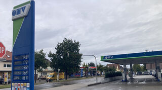 Die OMV am Ortseingang in der Mannheimer Straße bekommt einen neuen Namen – auch wenn sie Esso gehört, wird sie nicht in Rot erstrahlen, sondern als Kontrast zur gegenüberliegenden Esso-Tankstelle in den Farben von „Top Tank“.