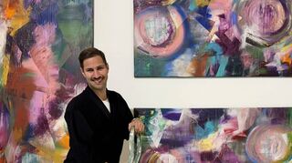 Der junge Wiesentaler Künstler Maximilian Löffler in seinem Atelier in der Alten Puppenfabrik.