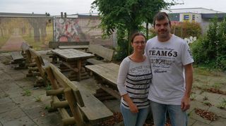 Claudia und Ingo Stadel in ihrem ehemaligen Biergarten, der zuletzt durch die Bauzäune erheblich eingeschränkt ist. Die Kritik des Paares an der Gemeindeverwaltung, mit den durch die Baustelle entstandenen Problemen alleine gelassen worden zu sein und nicht gut kommuniziert zu haben, weist diese zurück.