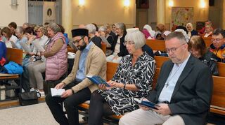 Interreligiöses Gebet in der Stadtkirche: Gemeinsam singen Pfarrer Uwe Lüttinger (vorne v. r.), Gemeindediakonin Margit Rothe und Imam Naweel Shad.