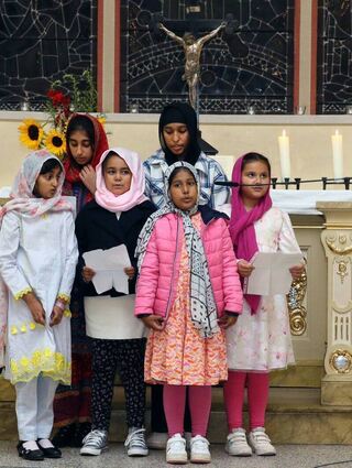 Hibba tul Mateen (hinten v. l.), Basma, Ushna (vorne v. l.), Afifa, Barea und Mehwish von der Ahmadiyya-Gemeinde verdeutlichen mit ihrem Beitrag: „Islam heißt Frieden“.