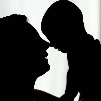 Eine Mutter hält ihr Baby hoch. Sie ist wie andere junge und auch werdende Mütter zum Stillcafé am Dienstag willkommen.