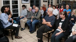 Dr. Alessandro Bellardita (l.) stellt Teil zwei seiner Krimiserie „Die sizilianische Akte“ in der Trattoria Sicilia vor.