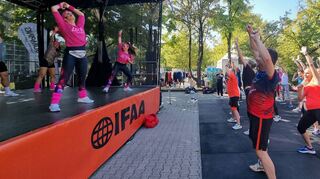 Aerobic Revival mit Jutta Schuhn und Dominika Toppmöller (in passenden Outfits) auf der Open-Air-Sommerbühne: Entertainment und Sport wird zu purem Spaß an der Bewegung – und das zu 1990er-Jahre-Musik. Einfach mega und nur ein Höhepunkt beim IFAA Fitness Festival.