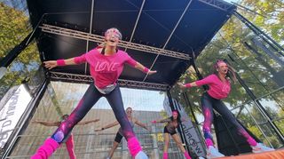Aerobic Revival: Jutta Schuhn (l.) und Dominika Toppmöller holen den Trend aus den 1980er-Jahren zurück, garnieren ihn mit Musik aus den 1990er-Jahren und Moves, die einfach Spaß machen - ein absolutes Highlight beim IFAA Fitness Festival in Heidelberg.
