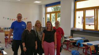 Hier war früher mal das Rektorat: Hausmeister Christian Flemming (v. l.), Architektin Rebecca Schell, Rektorin Sylvia Schimmeier, Bauamtsmitarbeiterin Melanie Dosch und Elektriker Hollose Attila in einem der neuen, großzügigen Klassenzimmer.