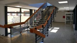 Auch im Foyer haben die Brandschutzvorgaben deutliche Auswirkungen: Die neuen Decken wurden aber bewusst hell und freundlich gestaltet.