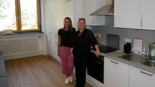 Bauamtsmitarbeiterin Melanie Dosch (l.) und Architektin Rebecca Schell in der neuen Küche des Lehrerzimmers, das jetzt im Mitteltrakt liegt.