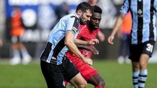 Tim Sechelmann im Duell mit dem Ex-Waldhöfer Joseph Boyamba.