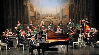 Die Südwestdeutsche Kammerphilharmonie unter der Leitung von Douglas Bostock tritt beim Mozartfest im Rokokotheater mit Oliver Schnyder am Flügel auf.