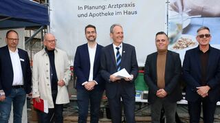 Glückliche Gesichter bei den Verantwortlichen und Planern: Andreas Metz (v. l.), Henning Kalkmann, Nicolas Zimmermann, Bürgermeister Dr. Ralf Göck, Gazmend Wiedmaier und Matthias Günther.