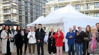 Auch die Besucher freuen sich über das Projekt, das im Herbst 2026 bezugsfertig sein soll.