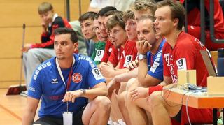 HG-Chefcoach Christoph Lahme (l.) beobachtet das Spielgeschehen.