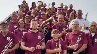 Der Musikverein 1929 Ketsch nutzt den Auftritt beim Fischerfest auf der Rheinau zu einem ersten gemeinsamen Gruppenbild mit dem neuen Chef-Dirigenten Arrius Wagner (erste Reihe, 2. v. l.).