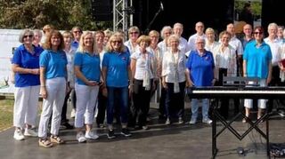 „Women‘s Voice“ beim gemeinsamen Auftritt mit dem „Nicodeechor“ im Rahmen des Badfestes in d Partnerschaftsgemeinde Langebrück. Nun wollen die Chöre in der evangelischen Kirche gastieren.