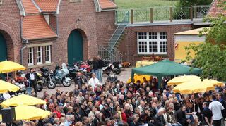 Nach dem Gottesdienst im Hof des PZN Wiesloch brechen die Fellows Ride zu einer Motorraddemonstration auf.