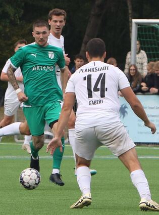 Der Oftersheimer Patrick Schleich (grün) nimmt es mit seinem Gegenspieler Nicolai Gebert von der TSG Eintracht auf.