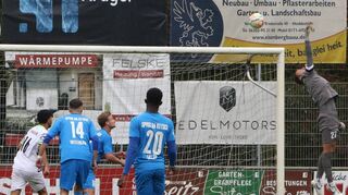 Der Ketscher Torwart Jannik Hauschild (r.) muss sich gegen die Brühler (weiß) oft strecken. Die 2:3-Niederlage kann er am Ende nicht abwenden.