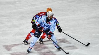 Adler-Routinier Matthias Plachta war mit dem Auftritt seines Teams im ersten Drittel nicht einverstanden.