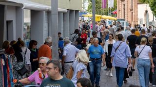 So war es am 22. September, am Mozart-Sonntag in Schwetzingen: Die Fußgänger-zone füllte sich am frühen Nachmittag zum verkaufsoffenen Sonntag.