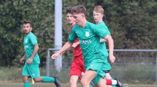 Der Oftersheimer Jonas Fürle macht hier zwar Druck nach vorneam Ende gewinnt aber der SV Rohrhof II.