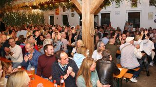 Wenn die Freien Wähler zum Weinfest in die Scheuer von Klaus Schröder einladen, ist dies stets ruckzuck voll und die Stimmung schnell auf dem Siedepunkt.