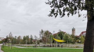 Auf dieser Wiese neben dem Grünen Klassenzimmer entstehen ein neuer Spielplatz mit Kleinkind-.Spielgeräten und ein Barfußpfad.