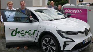Das neue Mobilitätsangebot an der Ecke Uhlandstraße und Koch-Straße begrüßen Katharina Kramer (v. l.), Klimaschutzmanager Martin Hirning, Bürgermeister Pascal Seidel und Johana Matko. Neben dem E-Carsharing-Auto gibt es hier jetzt auch einen öffentlichen Ladepunkt.